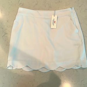 vineyard vines white scalloped golf skirt